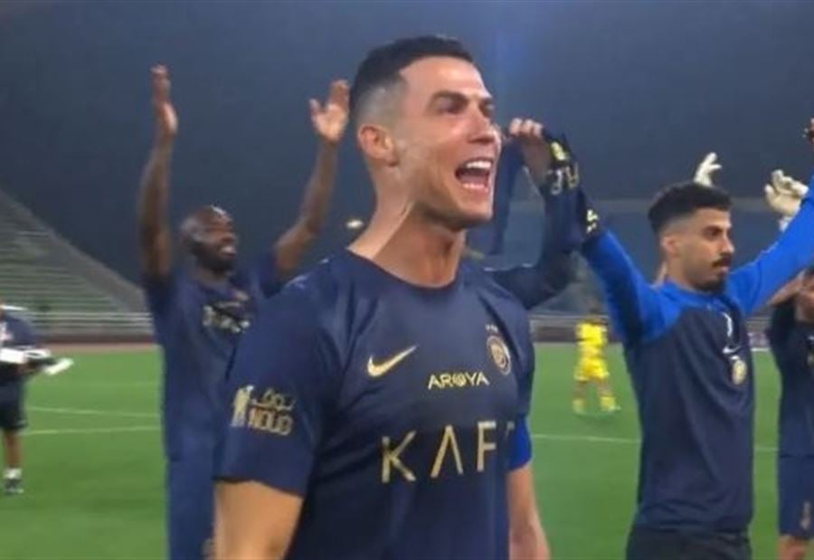 "يلا"... رونالدو يحتفل مع جماهير "النصر"! (فيديو)