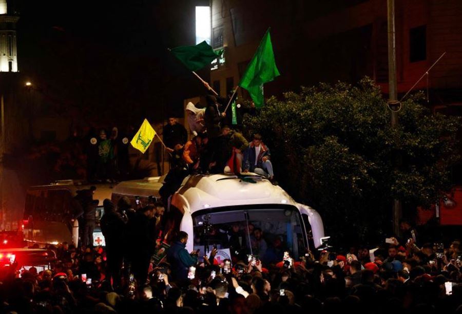 لوّحوا بأعلام حزب الله وحماس... احتفالات بالإفراج عن 90 أسيرًا فلسطينيًا لوّحوا بأعلام حزب الله وحماس... احتفالات بالإفراج عن 90 أسيرًا فلسطينيًا