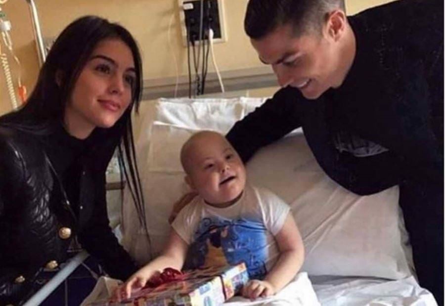 في موسم الأعياد.. "لفتة إنسانية" من رونالدو وخطيبته