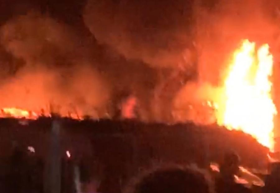 بالفيديو: حريق مولدات في صور... وأحياء تغرق بـ الظلمة