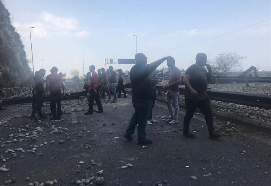 بالصور: مسؤول كتائبي يشرف على تنظيف نفق نهر الكلب 
