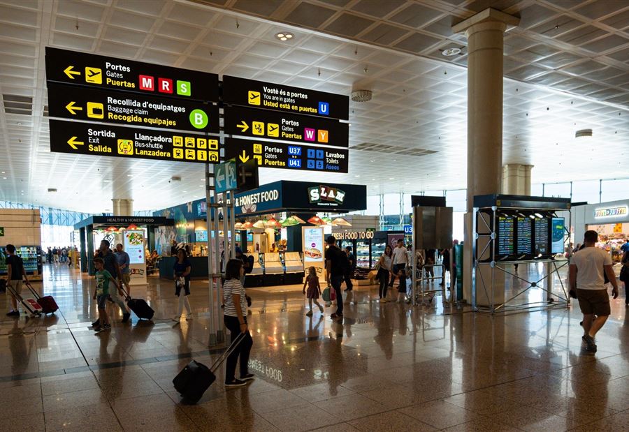 عشرات اللبنانيين يطلبون اللجوء بعد توقف طائرتهم في برشلونة!