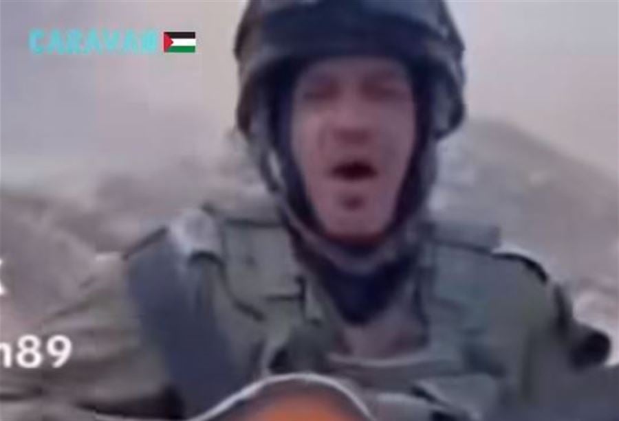 بعد أن سرق المنزل... فيديو "مُستفز" لـ جندي إسرائيلي!