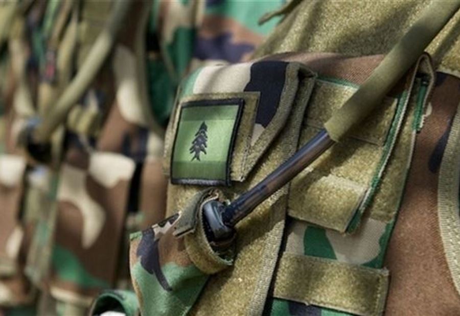 في المطار... مجنّدٌ يُطلق النار على رجله!