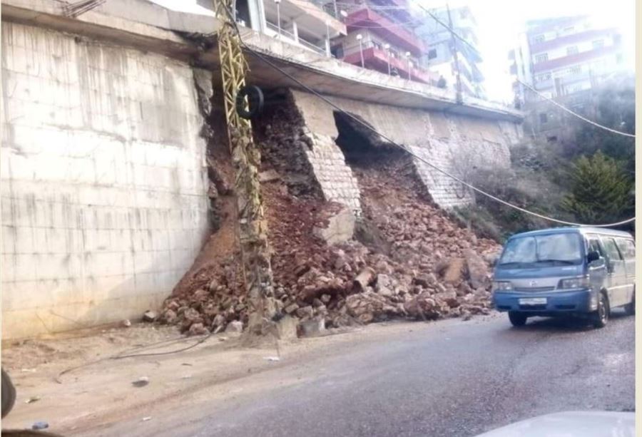 انهيار جدار في بلدة السفيرة ... ومناشدة لتدخل وزير الاشغال ! انهيار جدار في بلدة السفيرة ... ومناشدة لتدخل وزير الاشغال !