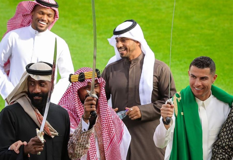 بالسيف والثوب التقليدي... رونالدو يحتفل بيوم التأسيس السعودي