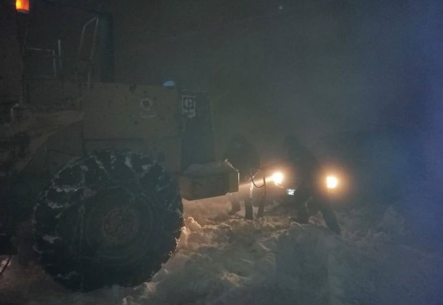 بالصورة: سحب سيارتين احتجزتهما الثلوج في شارون بالصورة: سحب سيارتين احتجزتهما الثلوج في شارون