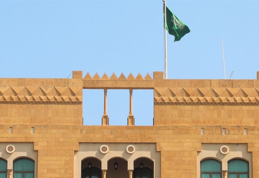 لمعاملتهما حرس السفارة السعودية بالشدة... مذكرة توقيف بحق شخصين!
