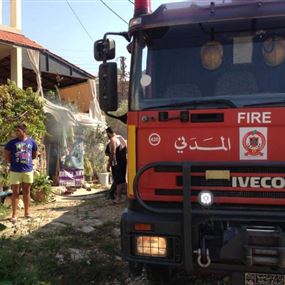 بالصورة: إخماد حريق في غرفة للعمال السوريين بالبوار