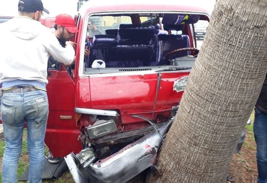 بالصور: 5 جرحى بحادث سير في صيدا