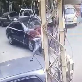 بالفيديو: لحظة تعرّض زياد الرحباني لحادث سير في الحمرا
