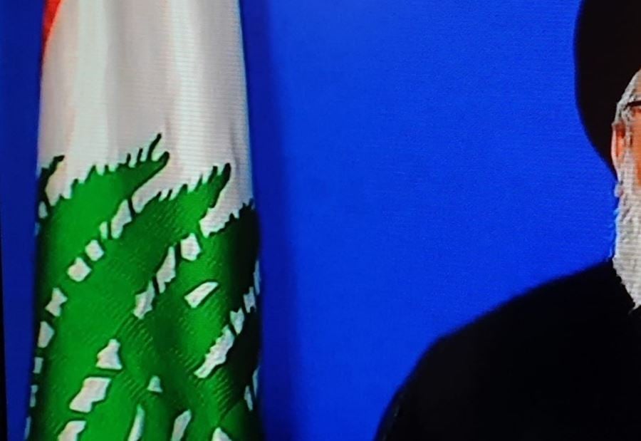 للمرة الاولى... نصرالله وخلفه العلم اللبناني