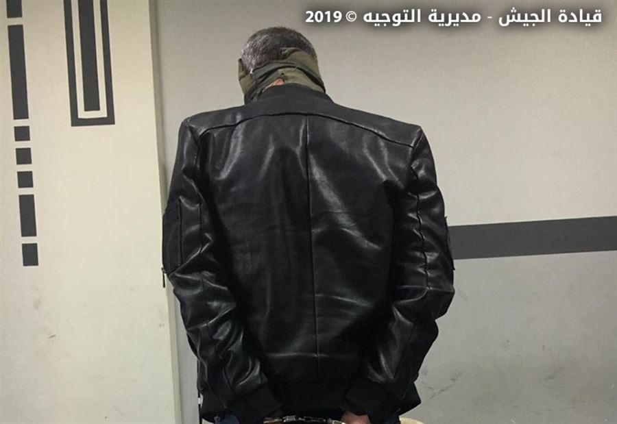 بالصورة: مروج مخدرات في الزلقا في قبضة الجيش