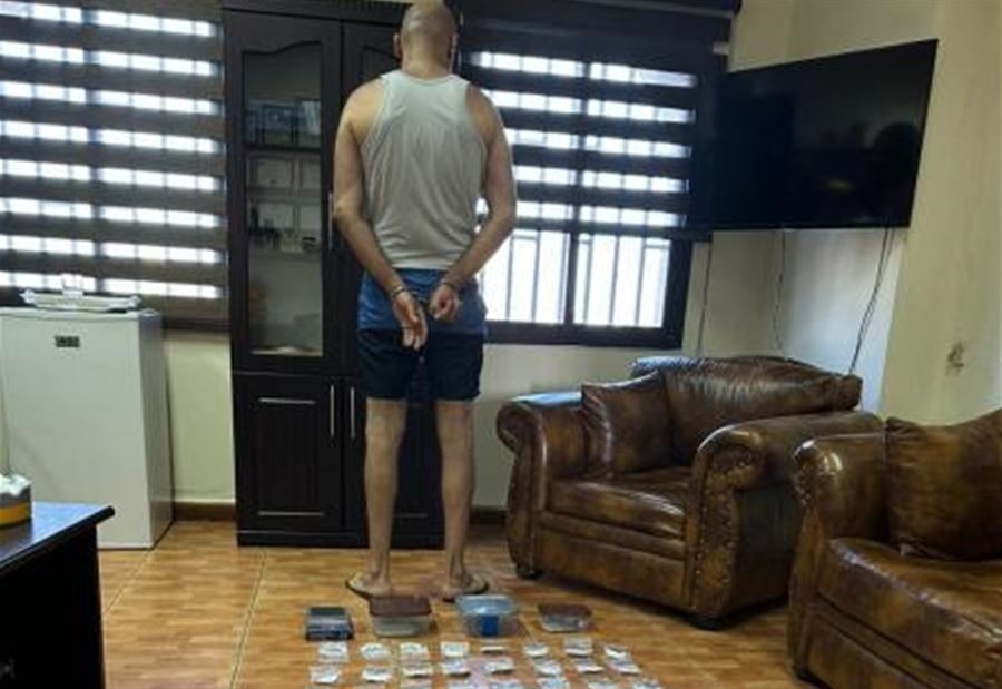 ينشط بترويج المخدرات في أنفه!