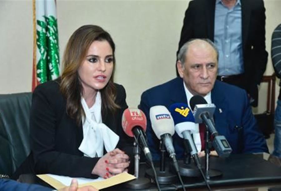 عبد الصمد تسلمت وزارة الاعلام من الجراح... "لا وعود"
