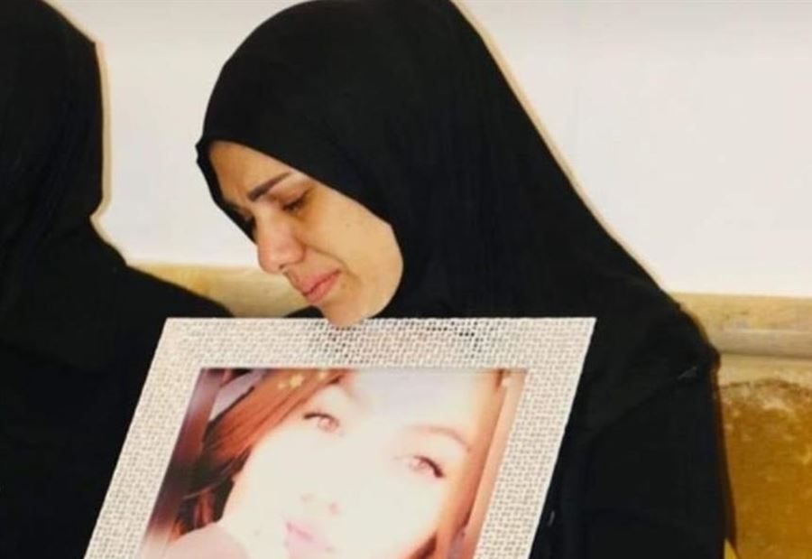 بالفيديو: أم تُحرَم من حضور جنازة طفلتها ..."الله عالظالم يا عمري"