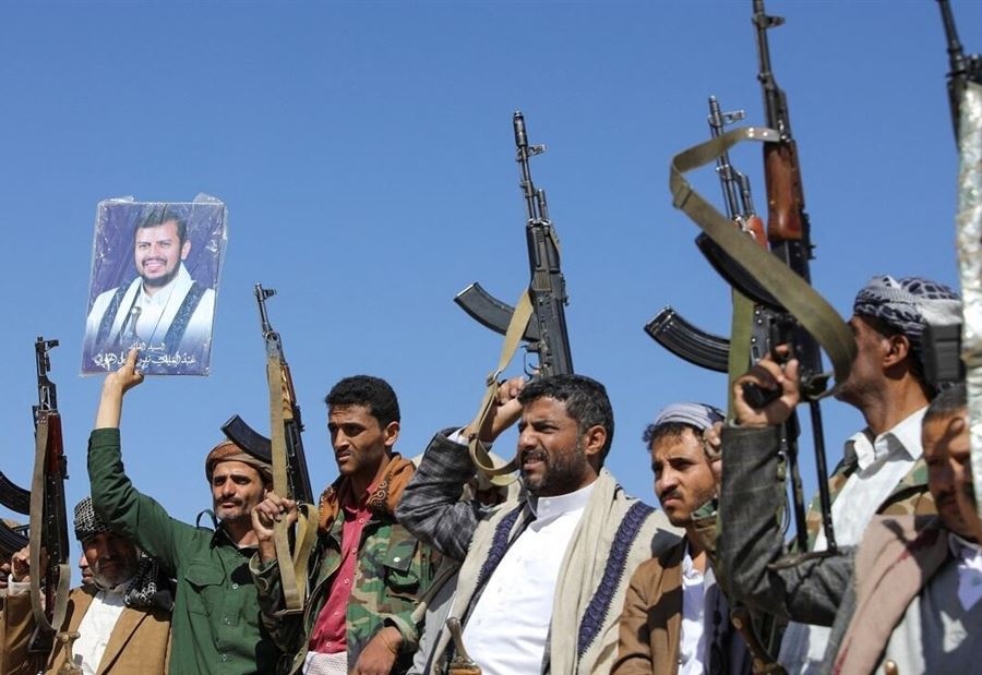 بحافلات مظللة... هكذا خرج قادة الحوثيين من صنعاء!