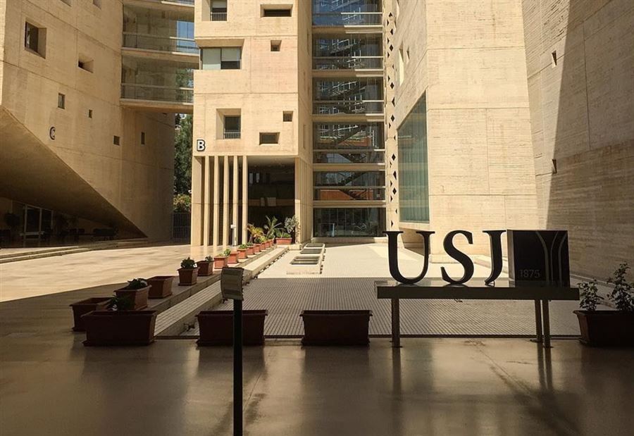 بعد تداول عريضة لطرد طالب من الـيسوعية... الجامعة توضح