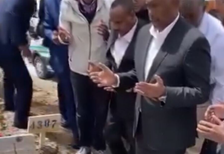 بمشهد مؤثر... البرهان يودع جثمان ابنه (فيديو) بمشهد مؤثر... البرهان يودع جثمان ابنه (فيديو)