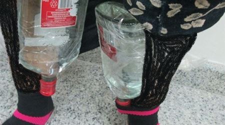 إحباط محاولة تهريب 12 زجاجة خمر داخل ملابس سيدة بالسعودية 