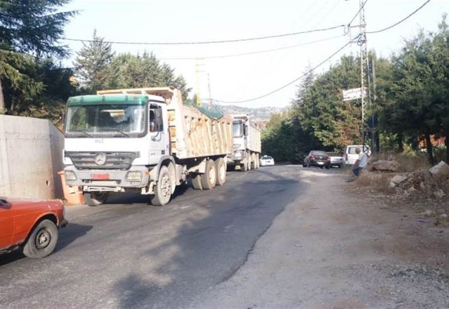 قطع الطريق في تنورين التحتا لمنع مرور الشاحنات  قطع الطريق في تنورين التحتا لمنع مرور الشاحنات