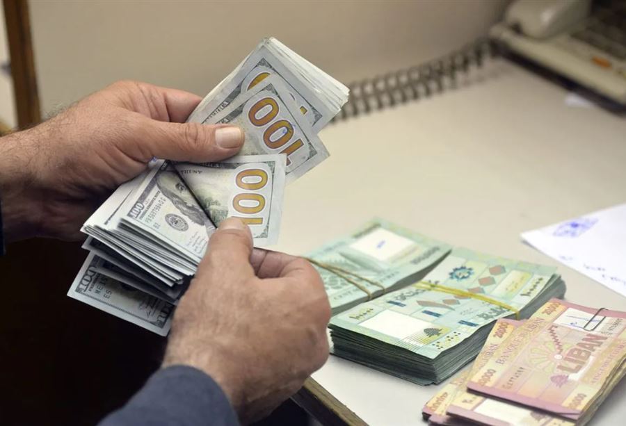 مودعة مسنّة تعتصم في المصرف... كم تبلغ وديعتها؟