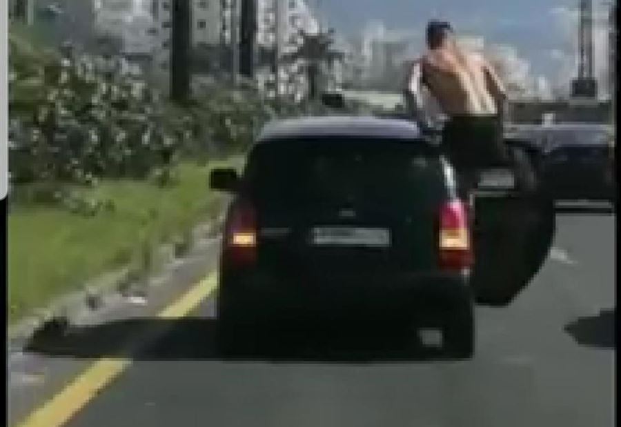 خرج من سيارته بطريقة "بهلوانية".. فتصدّت له قوى الأمن!