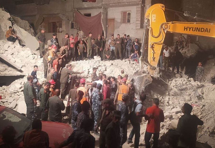 عشرات القتلى بانهيار مبنى في حلب (فيديو)