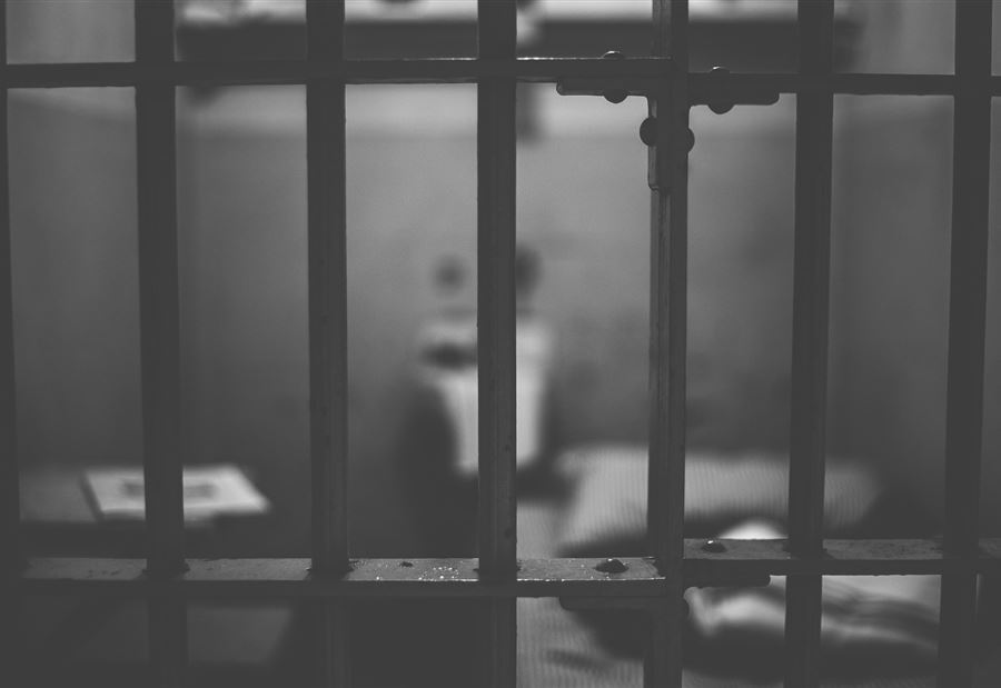 قذائف صاروخية ورصاص... مستجدات السجناء الفارّين