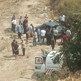 بالصورة: جرح أم وأولادها الاربعة بانحراف سيارة على طريق الخيام