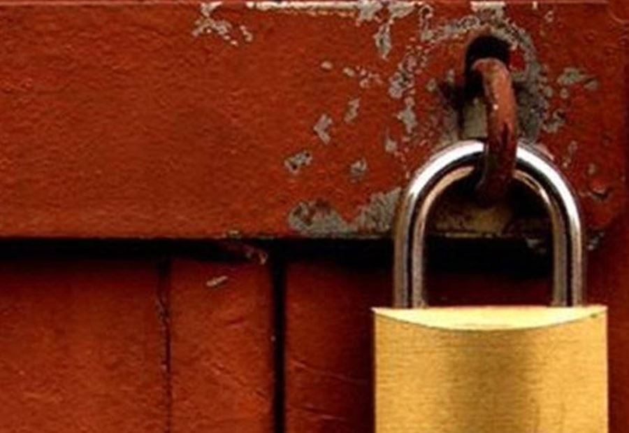 جبق اقفل صالون تزيين نسائي بالشمع الاحمر 