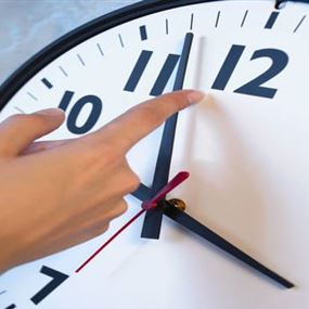 تذكير بتأخير الساعة 