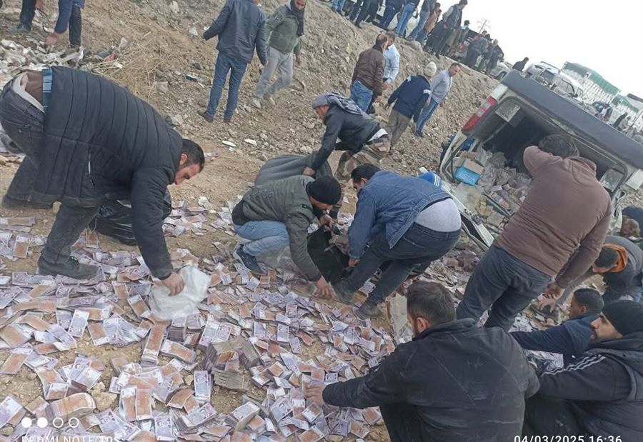 ملايين الليرات... تطاير "رواتب الموظفين" على أوتستراد دمشق 