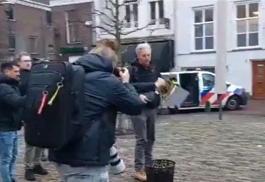 بعد حادثة سلوان موميكا... هولندي يحاول حرق نسخة من القرآن (فيديو) بعد حادثة سلوان موميكا... هولندي يحاول حرق نسخة من القرآن (فيديو)