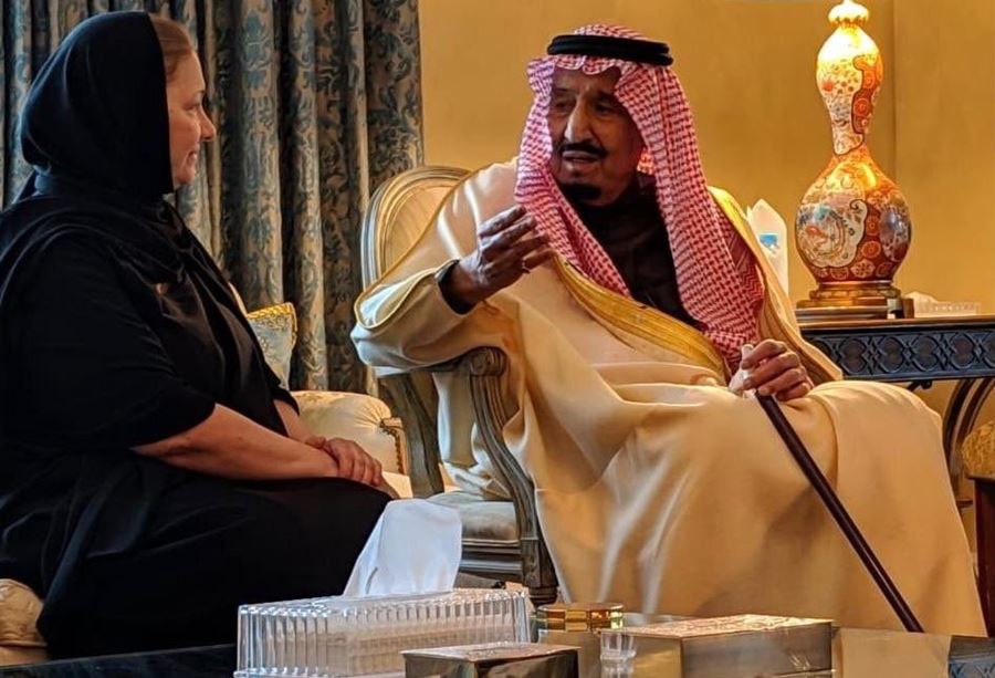 بالصورة: الملك سلمان يفاجئ أبناء وبنات أخيه الأمير طلال بعد وفاته 
