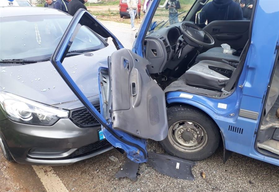 بالصور: 5 جرحى نتيجة حادث سير على طريق كفركلا 