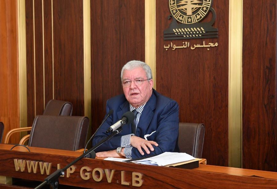المشنوق لـ بهاء الحريري: لا أحد "بينزل علينا بالباراشوت"