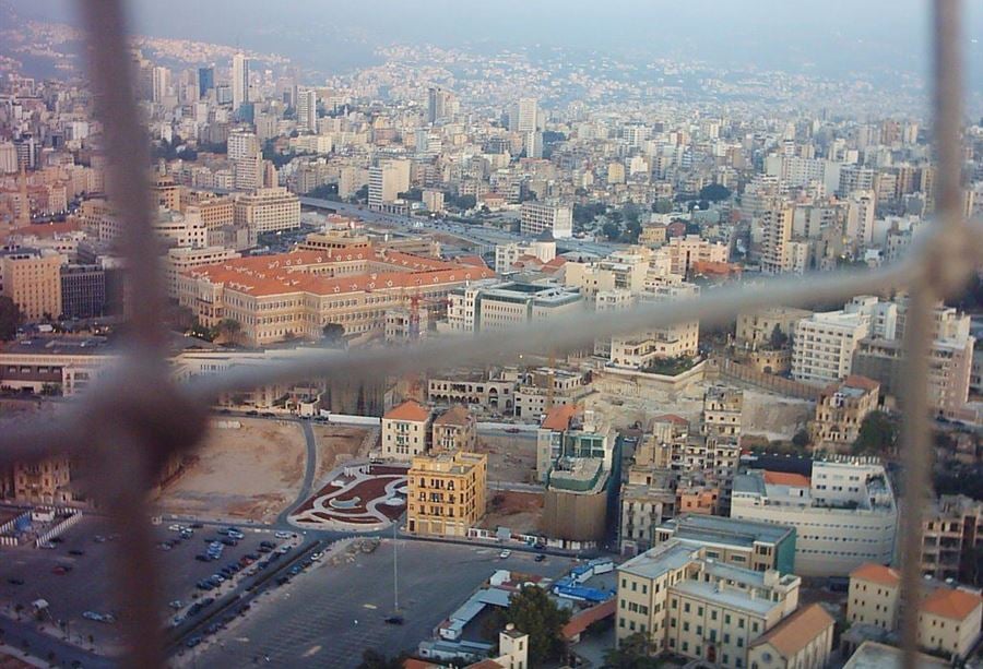 يتوسّلُ دخولَ السراي... يتوسّلُ دخولَ السراي...