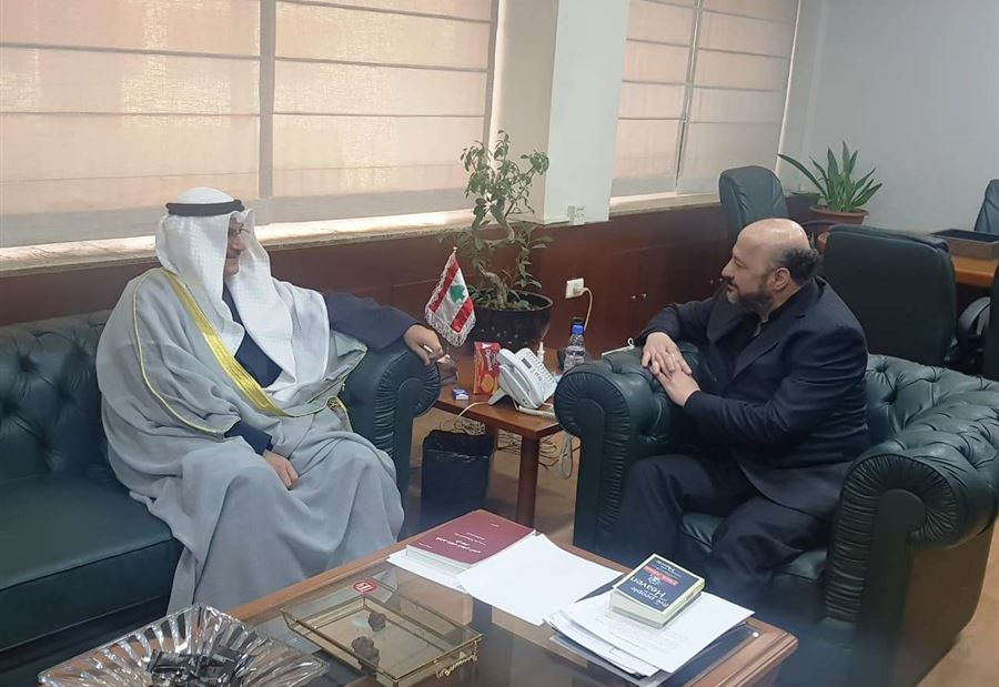 الرياشي يعرض وسفير الكويت العلاقات الثنائية