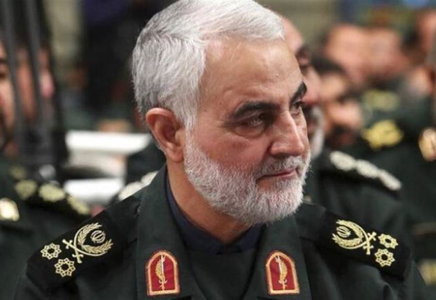 بالصورة: ابنة قاسم سليماني تظهر بالسلاح خلال صلاة الجمعة