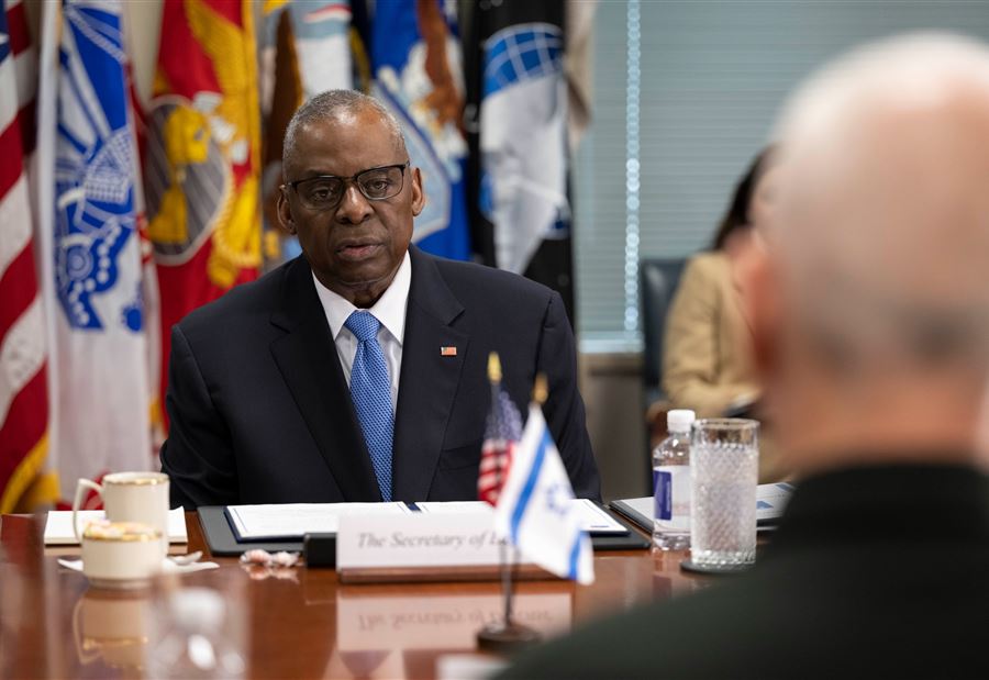 أوستن يحذر إيران من "خطأ الرد" على إسرائيل أوستن يحذر إيران من "خطأ الرد" على إسرائيل