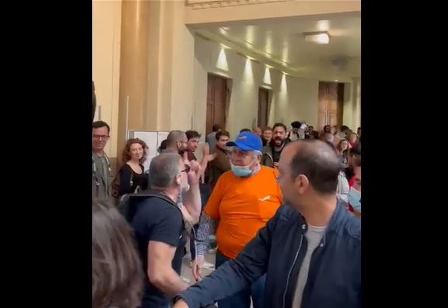 اشكال في سفارة فرنسا رفضاً للعونيين! (فيديو)