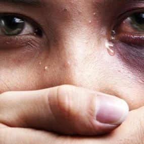مسنة تتعرض للعنف في دار رعاية المسنين... وكاميرا المراقبة وثّقت كل شيء! 