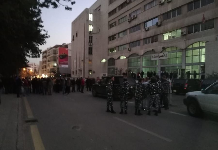محامية تهدد بالاعتداء على الدرك وموظفي المحكمة وخصم موكليها