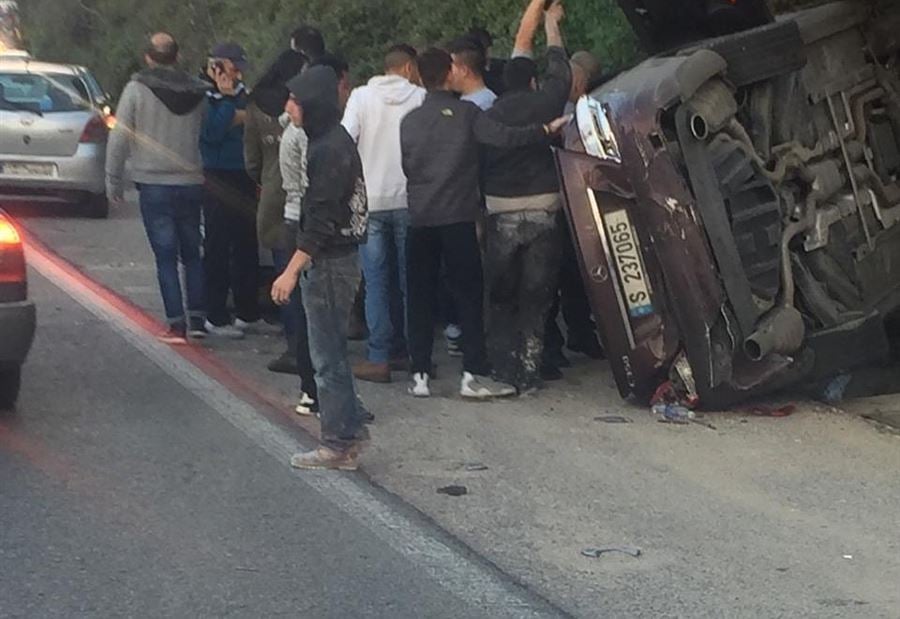 بالصورة: جريح بانقلاب سيارة على اوتوستراد نهر ابراهيم 