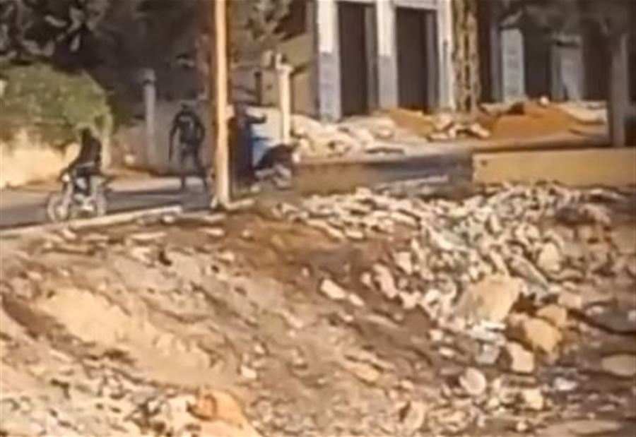 "بقوة السلاح"... عملية "تشليح" في وضح النهار ! (فيديو)