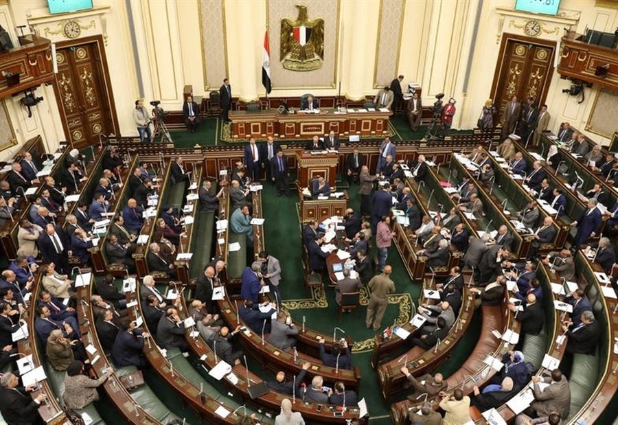 نائب عربي يطالب بمنع "تبادل القبلات" في بلده نائب عربي يطالب بمنع "تبادل القبلات" في بلده