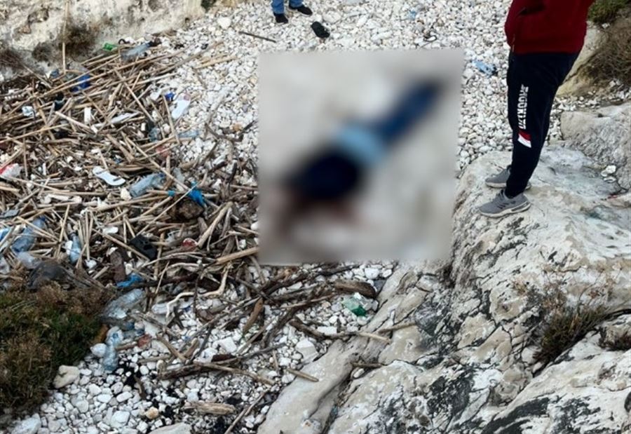"آثار دماء على وجهه"... جثة ملقاة على الصخور في الصفرا!