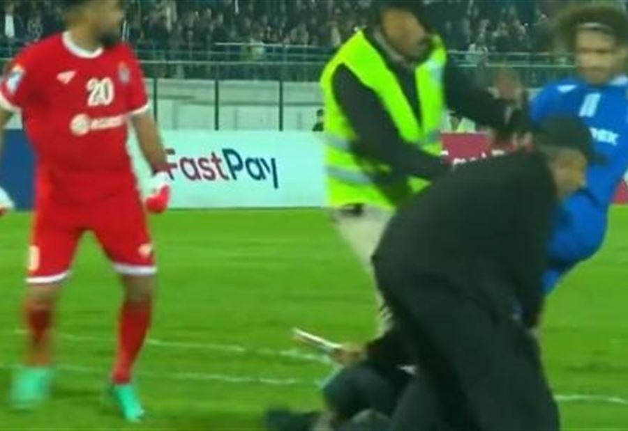 هرجٌ ومرجٌ... لاعب عراقي ركل مشجعاً خلال مباراة كرة قدم (فيديو)