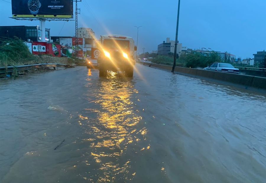 مصائب "العواصف"... طرقات تغرق بالمياه وإنقاذ مواطنين عالقين!